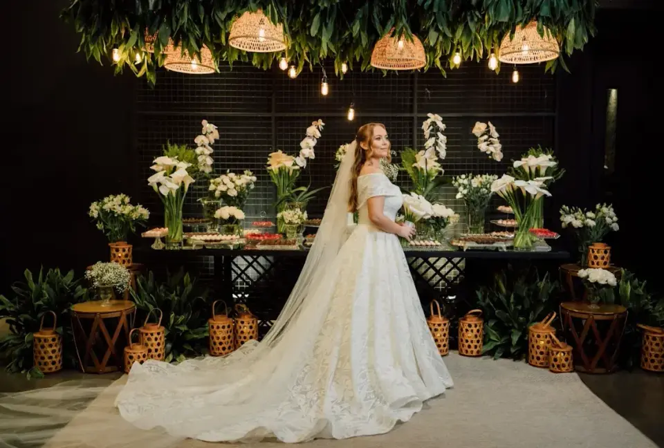Noiva em vestido minimalista com sobreposição leve